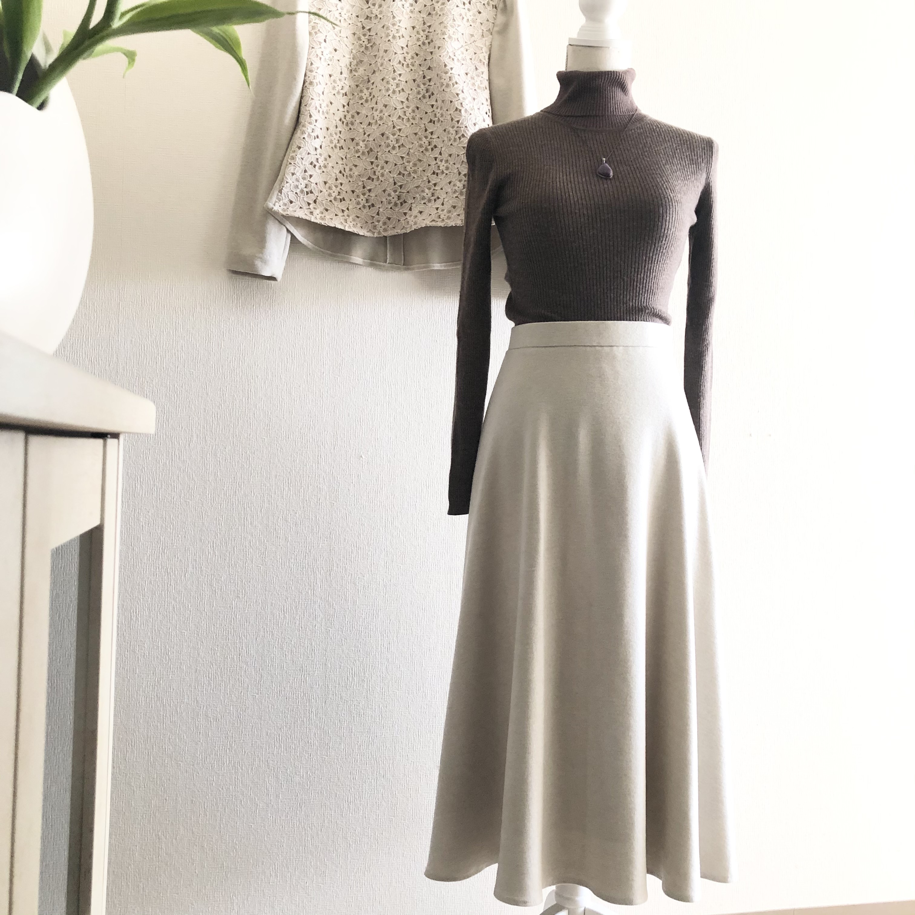 暖か素材サーモニットのフレアースカートグレージュ 10,212円