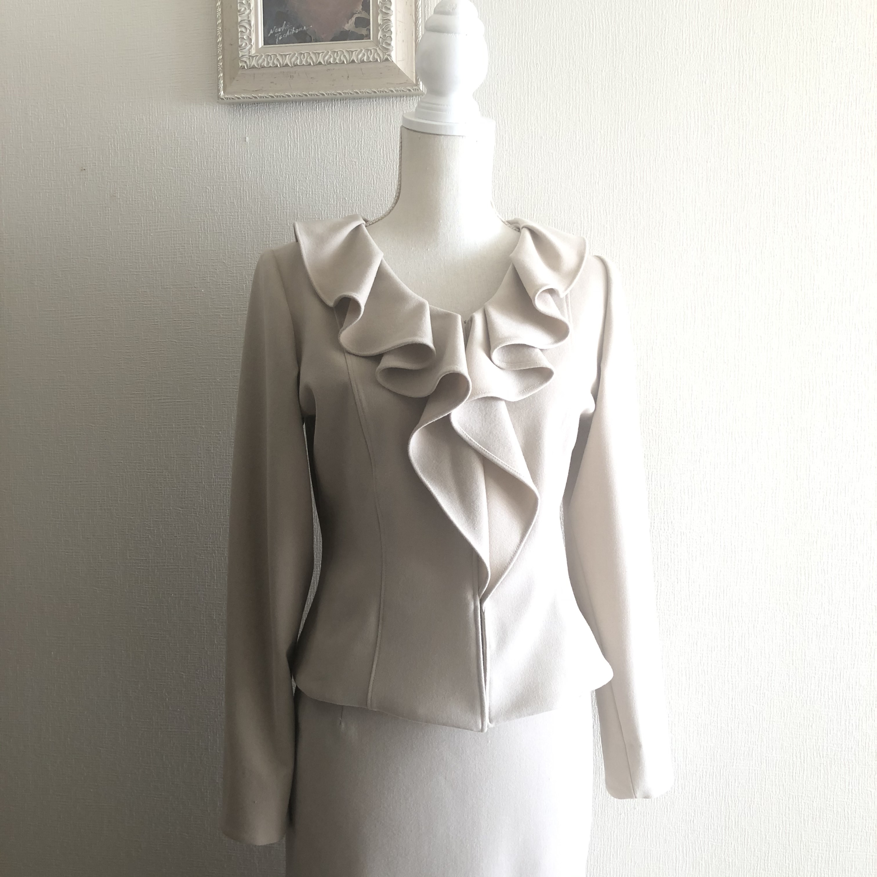 ベージュカラーマーメイドラインのセットアップ