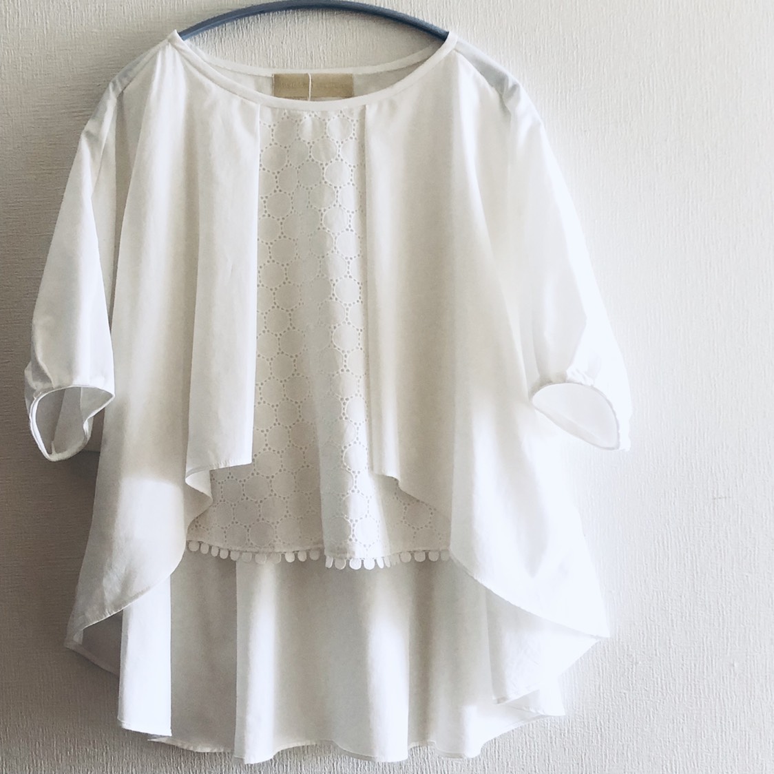 『オフホワイト』ドットレースとコットンオーバーブラウス