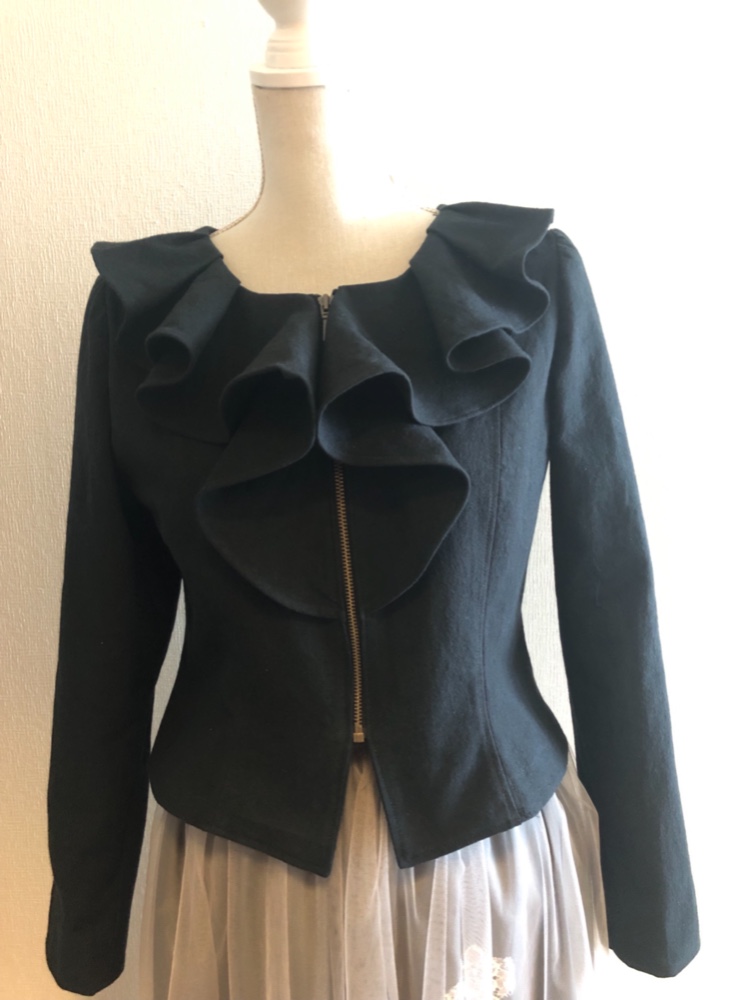 ラッフルカラーのジップアップショートジャケット