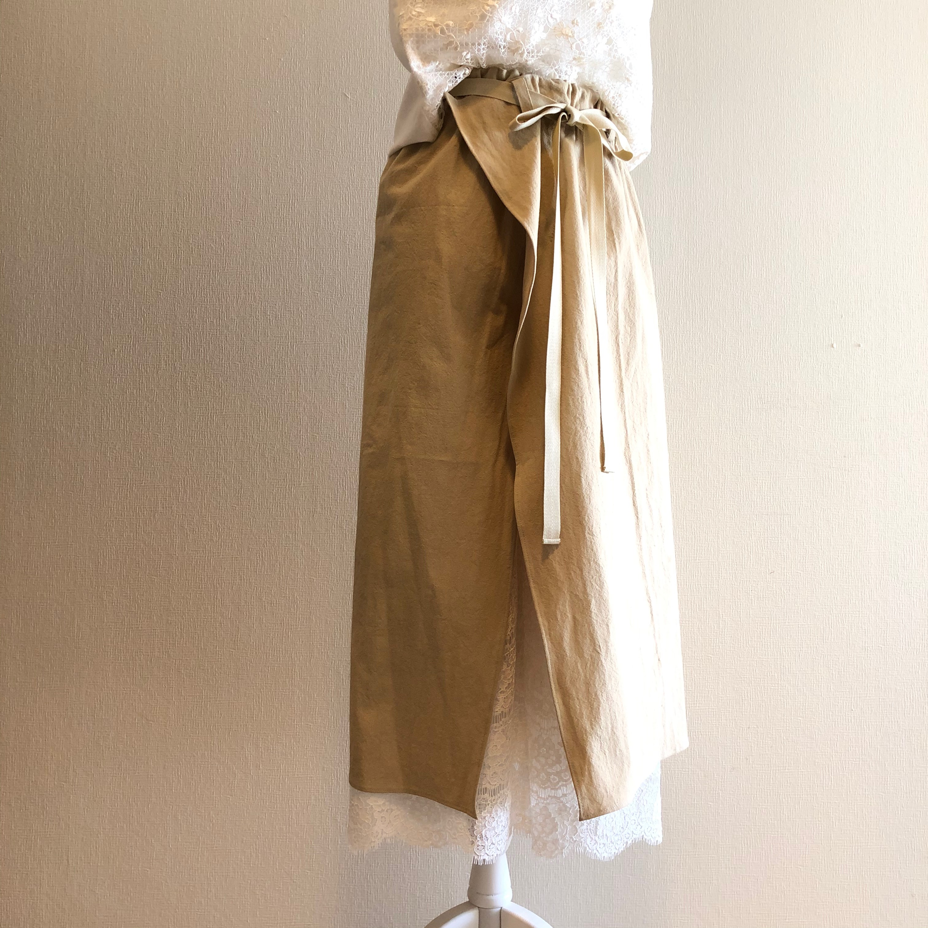『ライトブラウン』ラップスカートを重ねたレースヘムワイドパンツ