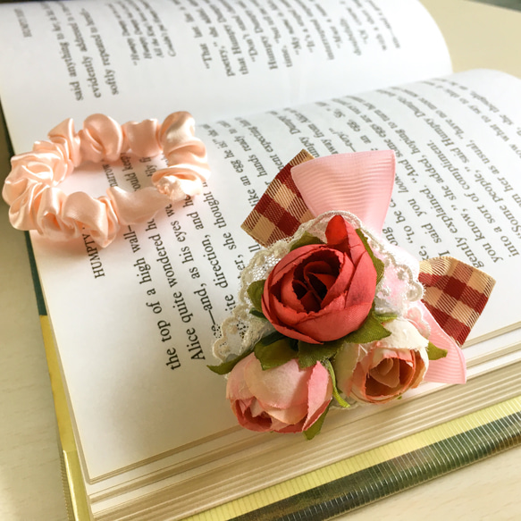 英国庭園の薔薇の花束コサージュ(ヘアクリップ)◆ レッド＆ピンク ◆＊ブルーミングガーデンシリーズ＊ 1枚目の画像