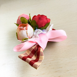 英国庭園の薔薇の花束コサージュ(ヘアクリップ)◆ レッド＆ピンク ◆＊ブルーミングガーデンシリーズ＊ 3枚目の画像