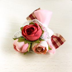 英国庭園の薔薇の花束コサージュ(ヘアクリップ)◆ レッド＆ピンク ◆＊ブルーミングガーデンシリーズ＊ 6枚目の画像