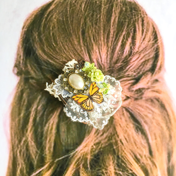 パールと蝶とお花のコラージュコサージュ ◆ グリーン ◆ 昭和レトロ＆ヨーロピアンノスタルジア 1枚目の画像