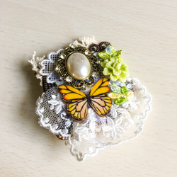 パールと蝶とお花のコラージュコサージュ ◆ グリーン ◆ 昭和レトロ＆ヨーロピアンノスタルジア 5枚目の画像