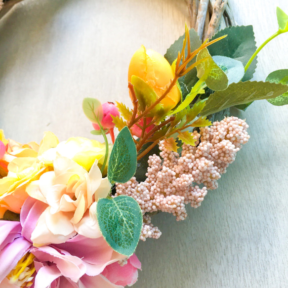 朝摘み薔薇と紫陽花の三日月花束リース◆ イエロー＆ピンク×グレー ◆土台φ23㎝◇モチーフお花込み約28×28㎝◆造花 7枚目の画像