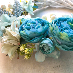 朝摘み薔薇と紫陽花の三日月花束リース◆ サックス＆ブルー×ホワイト ◆土台φ23㎝◇モチーフお花込み約28×28㎝◆造花 4枚目の画像