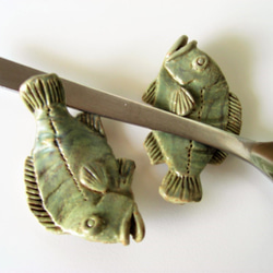 <再販＞箸置き　黒鯛（チヌ）薄緑色(2個セット） 4枚目の画像