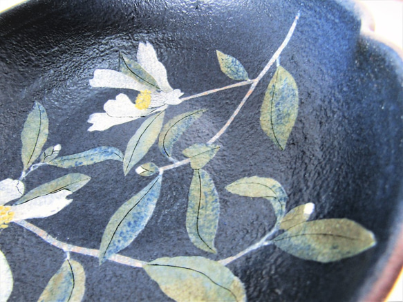 　梅型盛り鉢　春陽光山茶花（しゅんようこうさざんか） 7枚目の画像