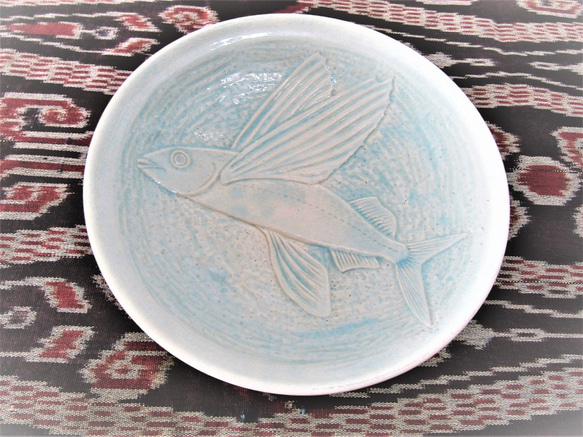 人気商品は 古い青磁お皿、ニ匹魚の紋様 工芸品
