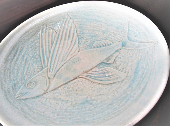 青磁盛り皿　トビウオ 2枚目の画像