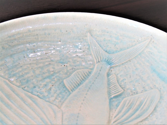 青磁盛り皿　トビウオ 4枚目の画像