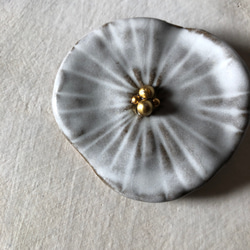 陶の大きなお花ブローチ　ホワイトグレー 2枚目の画像