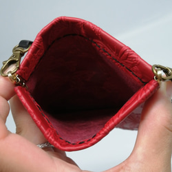 蝶型押し 本革 レッド　赤　バネ口 持ち手付き スマホポーチ マルチケース レザー 2枚目の画像