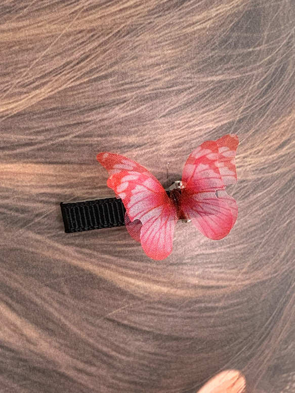 蝶々のヘアクリップ小（赤）同色２個セット 1枚目の画像