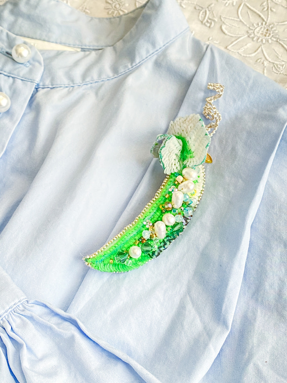 春のポタジェ　Green Pea オートクチュール刺繍ブローチ 2枚目の画像