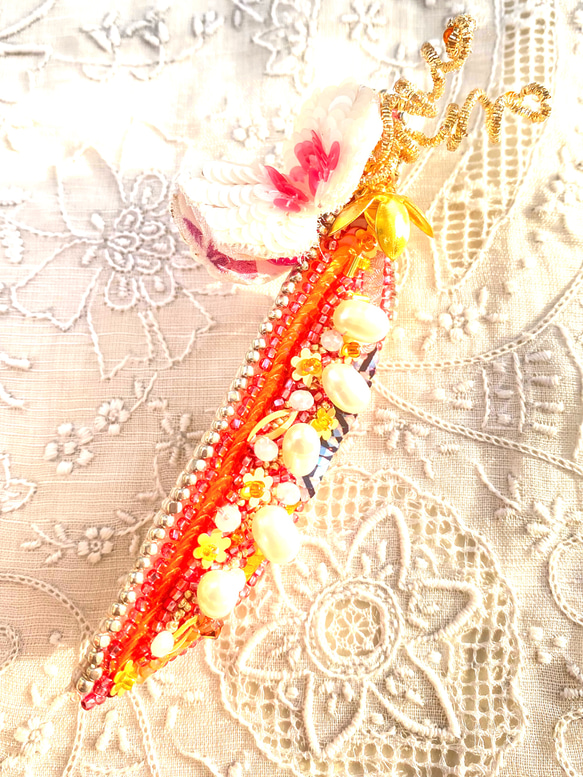 春のポタジェ　Orange pink Pea オートクチュール刺繍ブローチ 2枚目の画像