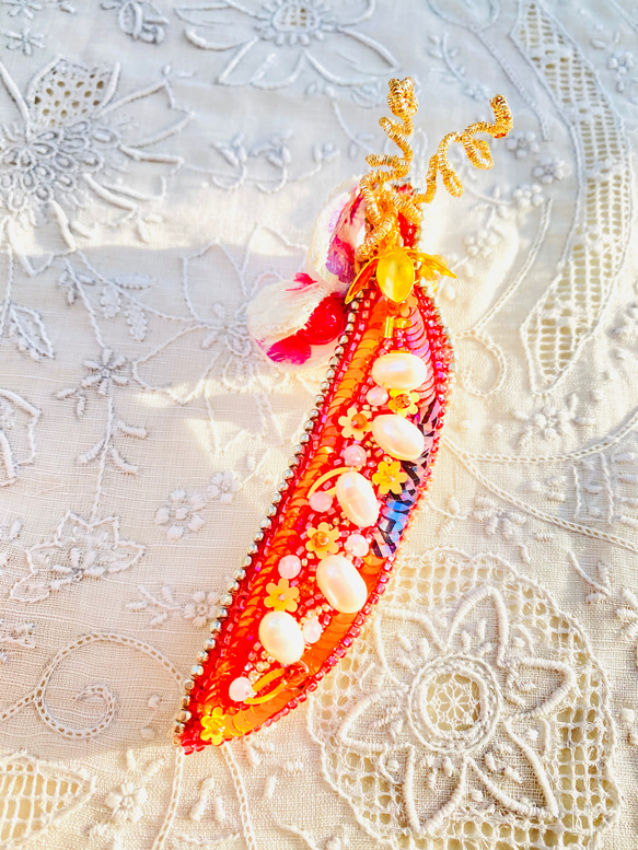 春のポタジェ　Orange pink Pea オートクチュール刺繍ブローチ 5枚目の画像