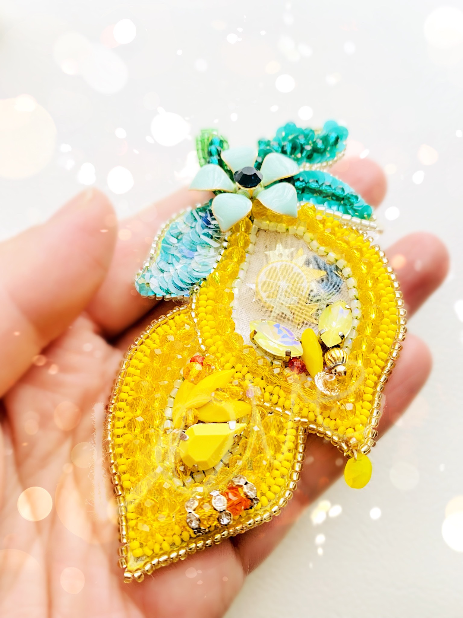 【受注制作】シャラシャラ動く、ハニーレモンブローチ　オートクチュール刺繍