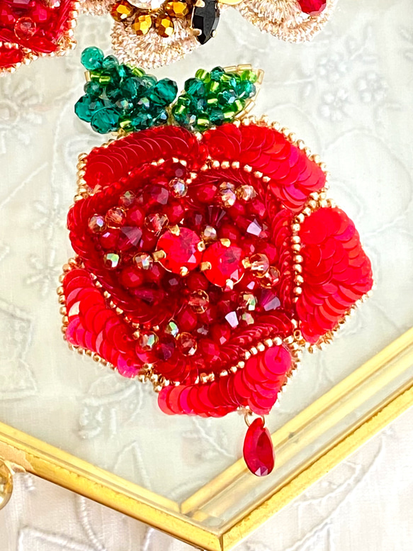 受注生産】レッドローズガーデン 真紅の薔薇の揺れるブローチ オート 