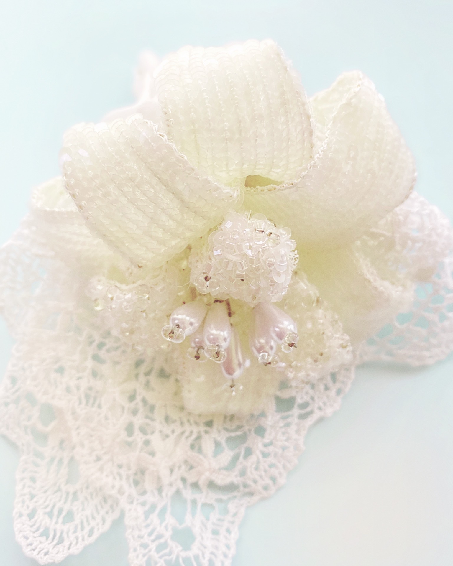 カサブランカの立体刺繍アンティークレースブーケ型コサージュ