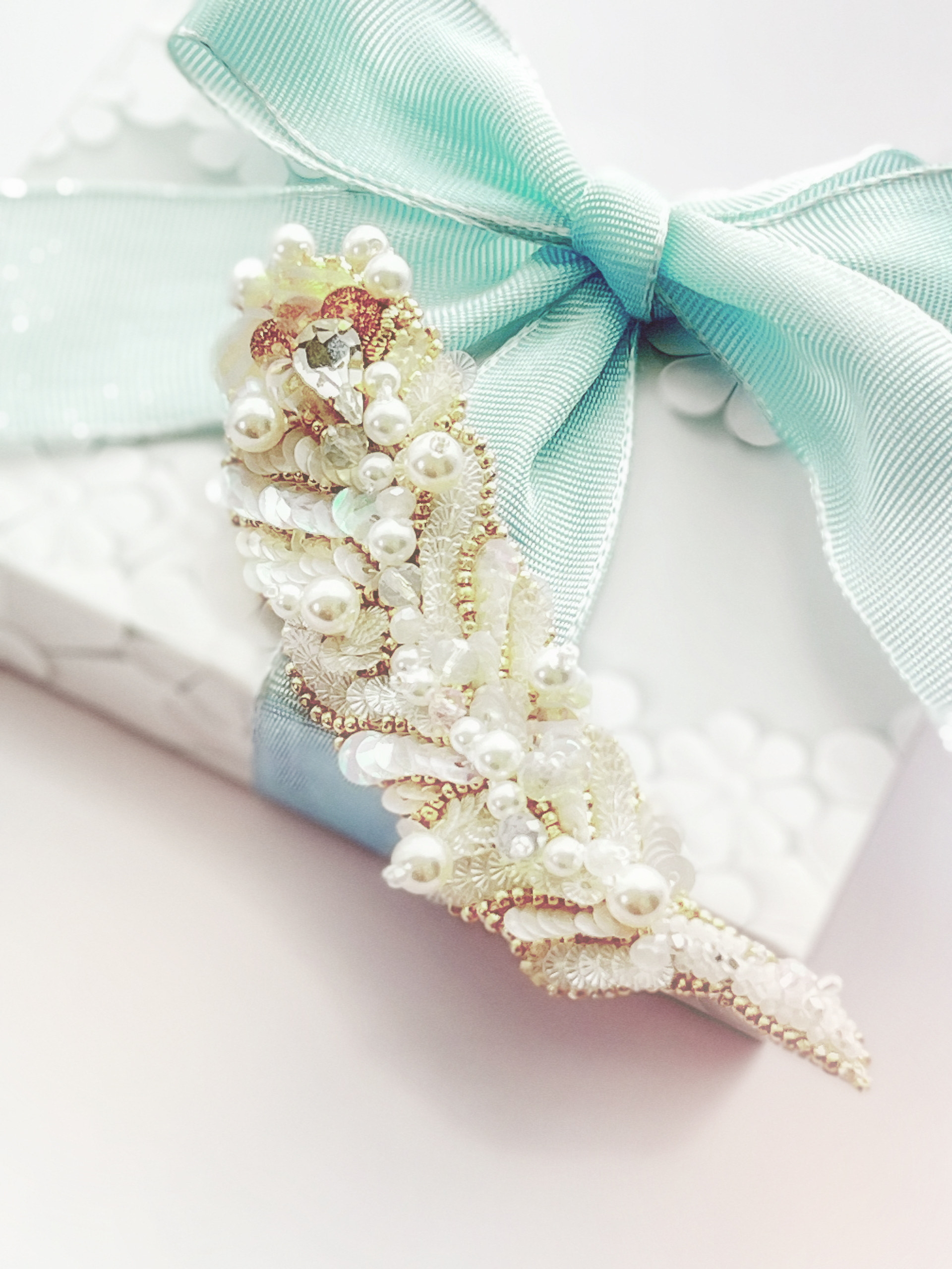 現在受注製作★オートクチュール刺繍による天使の羽　ブローチ