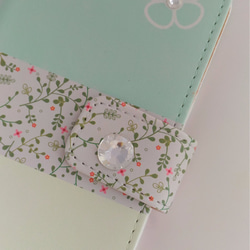 癒されるパステルグリーンのお花柄　大きいスワロ付き手帳型ケース 2枚目の画像