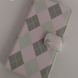 ワンポイントねこちゃん付きアーガイル柄ピンク　手帳型ケース 1枚目の画像