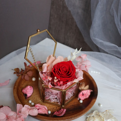 《紅絲絨色永生玫瑰乾燥花玻璃戒指盒》 第4張的照片