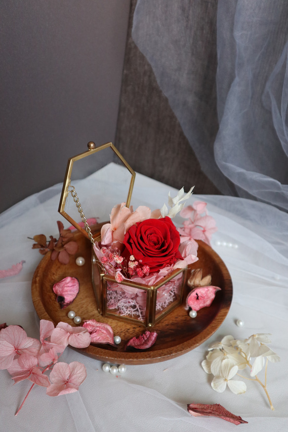《紅絲絨色永生玫瑰乾燥花玻璃戒指盒》 第4張的照片