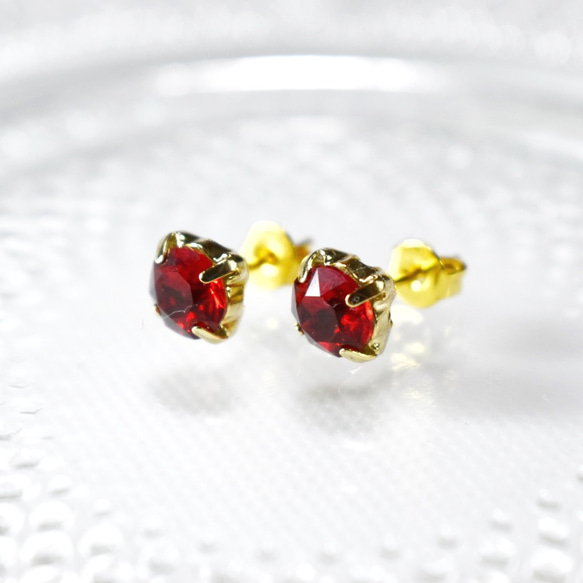 6mm スワロフスキーの一粒ピアス【シャム レッド】 ピアス（スタッド 