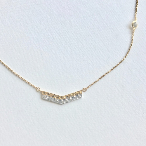 K18 槌目［GoldsSlate］V-shape ネックレス／ダイヤモンド・ホワイト  