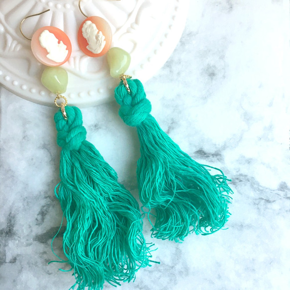 【限定商品】antique like button arrange green tassel 1枚目の画像