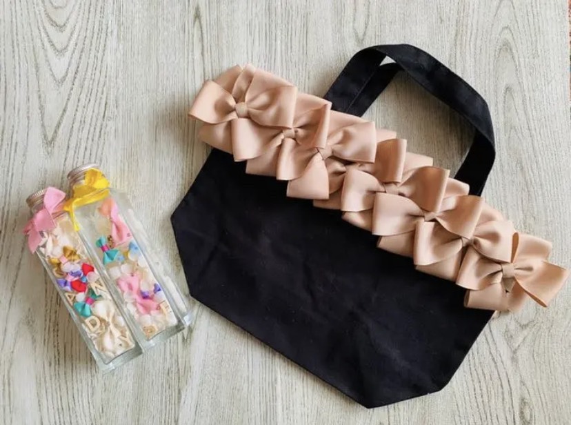 リボン付きトートバッグ⭐︎ハンドメイド 16個のリボン付き♡リボンいっぱいトートバッグ♡ベージュリボン