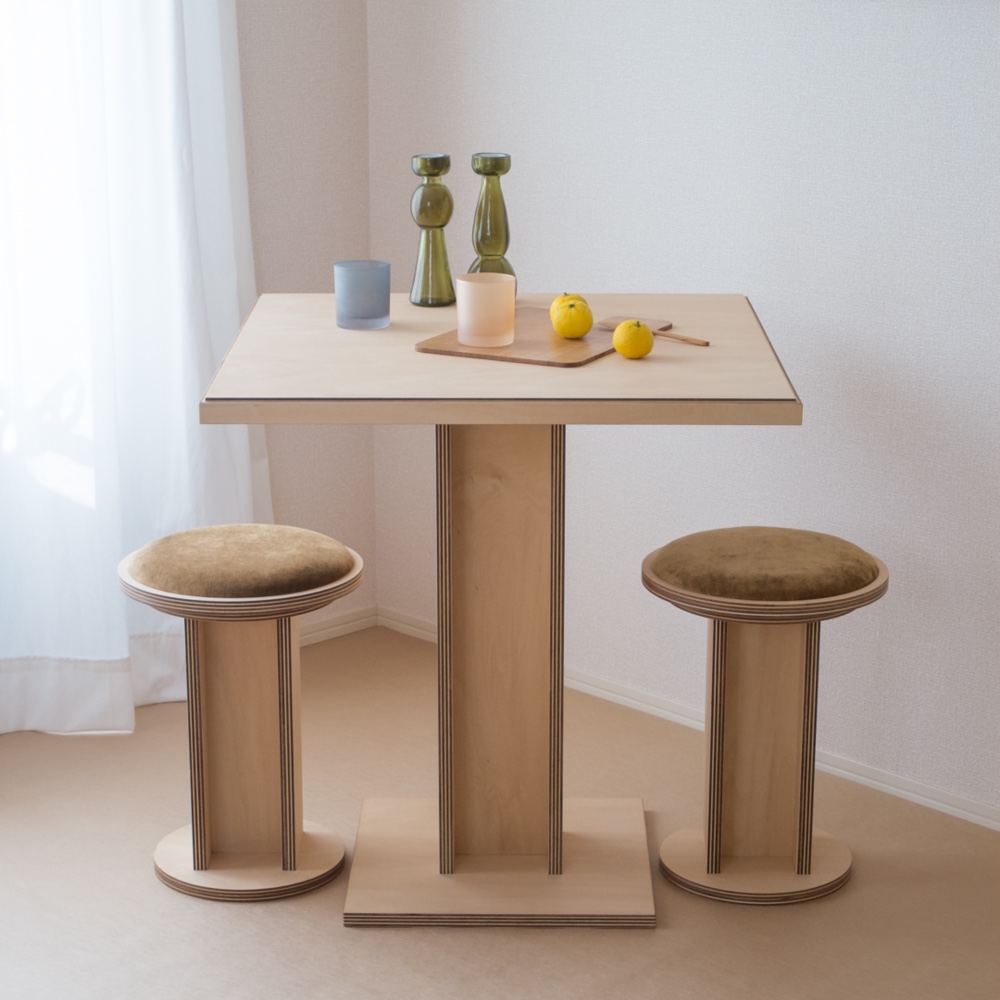 『カフェテーブル：シナ合板の、シンプルで明るい色のテーブル』