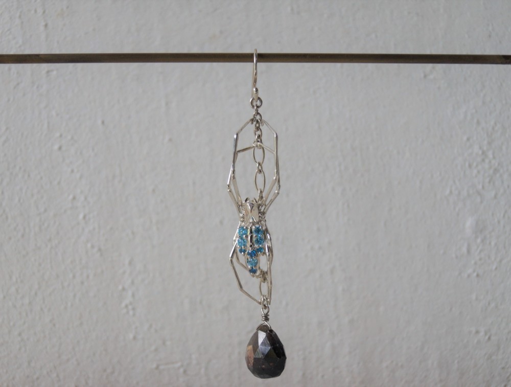 片耳用  蜘蛛×ブルージルコニア×ブラックサファイア フックピアス