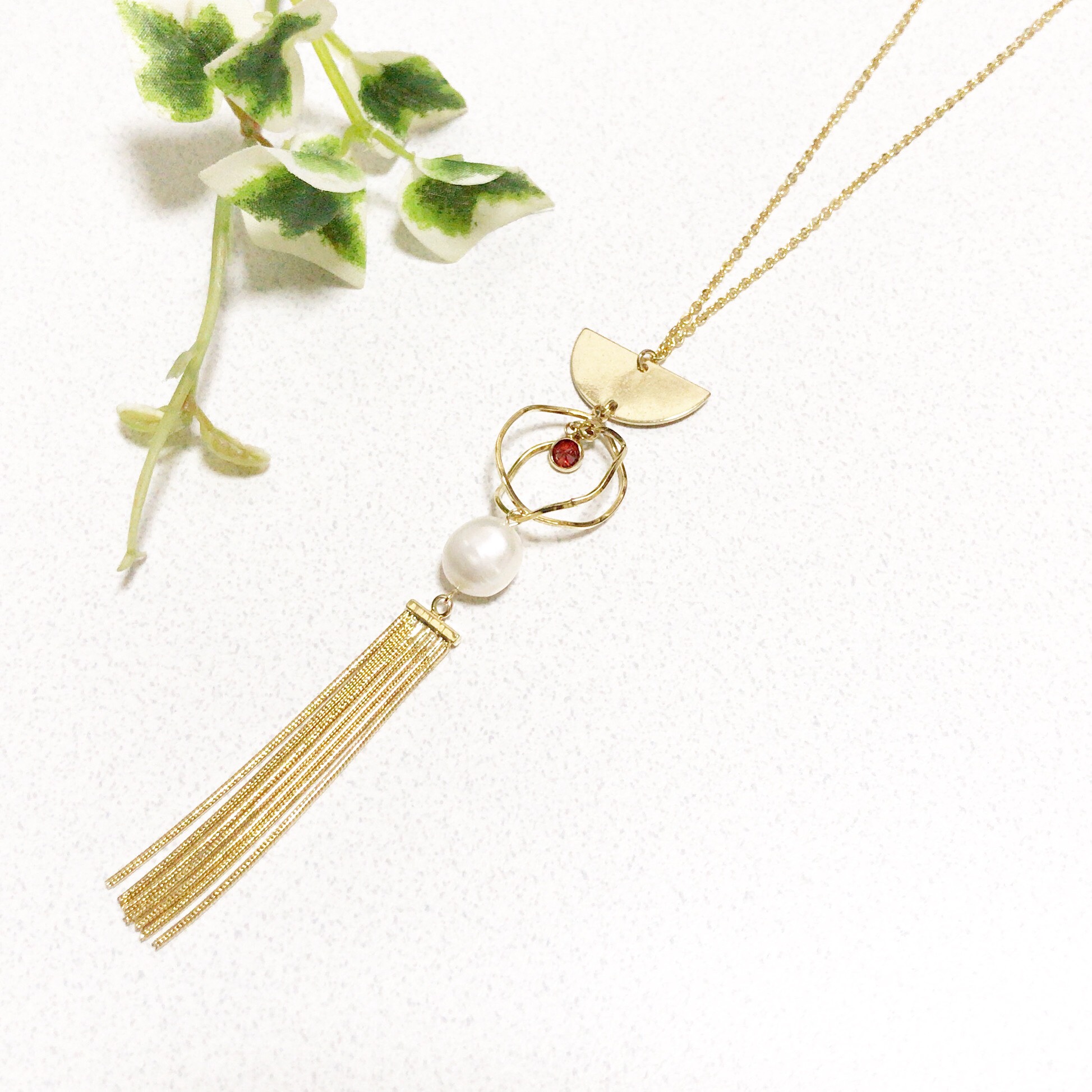 レッドストーンとパールのロングネックレス