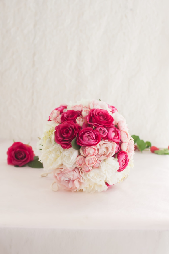 【ウェディングブーケ】白ピンクのバラの苺ショートケーキ風ふわふわラウンドブーケ・ブート二ア付き（CC0034） 4枚目の画像