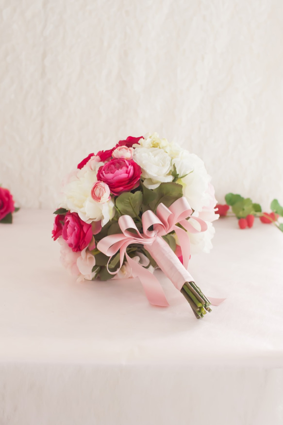 【ウェディングブーケ】白ピンクのバラの苺ショートケーキ風ふわふわラウンドブーケ・ブート二ア付き（CC0034） 5枚目の画像