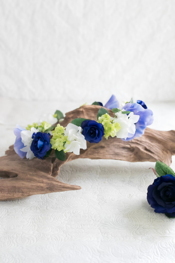 【ウェディングブーケ】青いバラと白いアンスリウムの洗練クラッチブーケ・ブート二ア・花冠３点セット（ST0022） 4枚目の画像