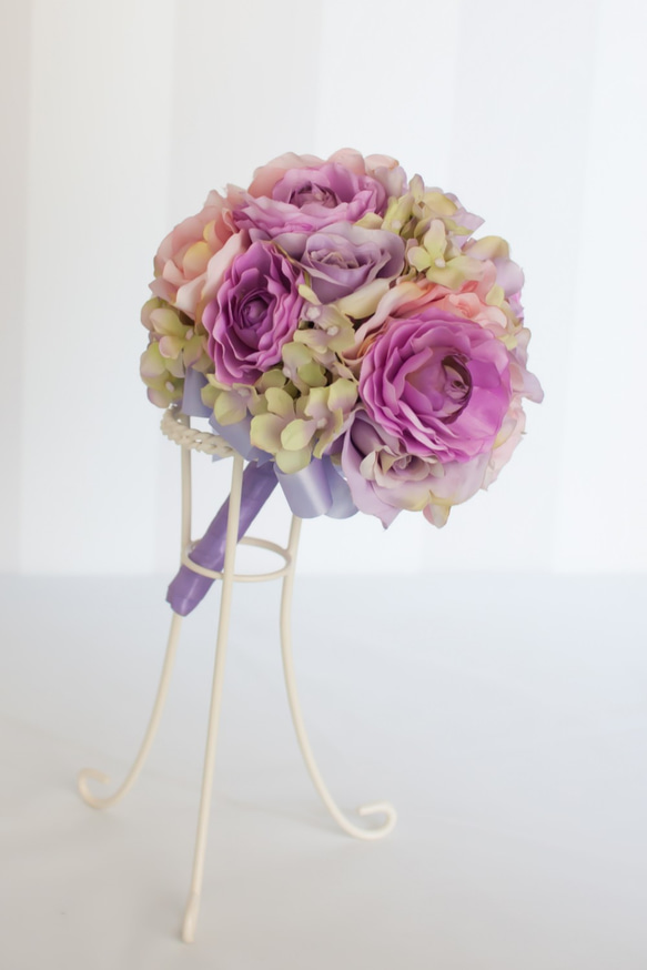 【ウェディングブーケ】ピンクパープルのバラとラナンキュラスのフェミニンラウンドブーケ・ブートニア付き（CA0027） 2枚目の画像