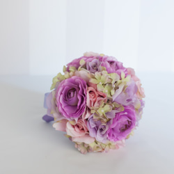 【ウェディングブーケ】ピンクパープルのバラとラナンキュラスのフェミニンラウンドブーケ・ブートニア付き（CA0027） 3枚目の画像