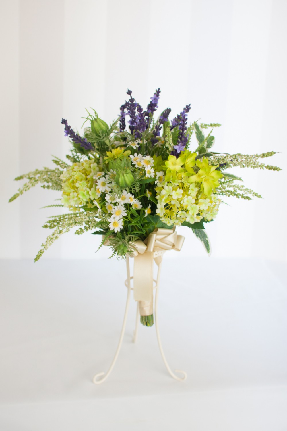 【ウェディングブーケ】ラベンダーと若草色ビバーナムの摘みたて野花風ナチュラルクラッチブーケ・ブートニア付（NE0030）