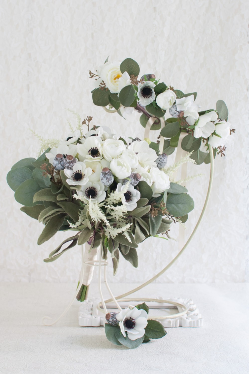 【3点セット】実がアクセント！白いアネモネとバラのナチュラルクラッチブーケ・ブート二ア・花かんむり（ST0043）