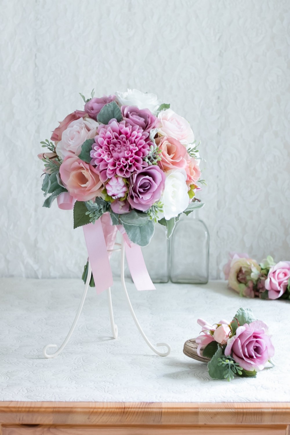 アートフラワー（造花）ブーケ/白バララウンドブーケ ピンク入り