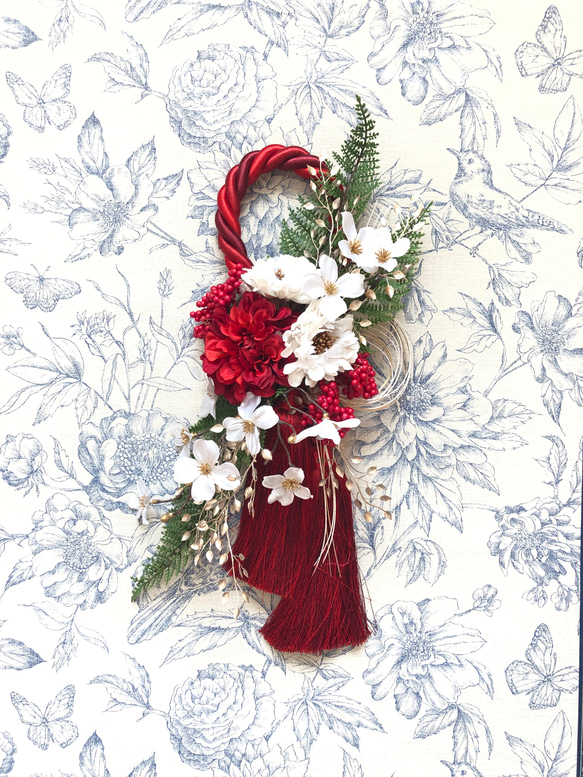 【クリスマスセール送料無料！】上品なタッセルベースのお正月しめ縄飾り （紅白） 1枚目の画像