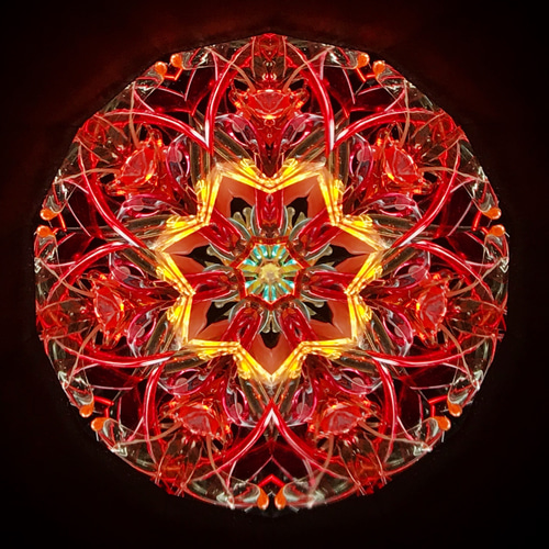 装飾的な紫と緑のガラスアート 万華鏡 装飾的な紫と緑のガラスアート