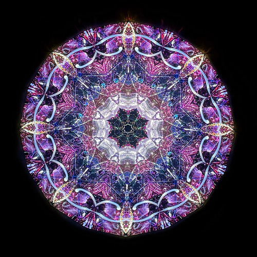 装飾的な紫と緑のガラスアート　万華鏡 装飾的な紫と緑のガラスアート 万華鏡