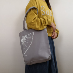 刺繍フリルプリントのトートバッグ（グレー） 2枚目の画像